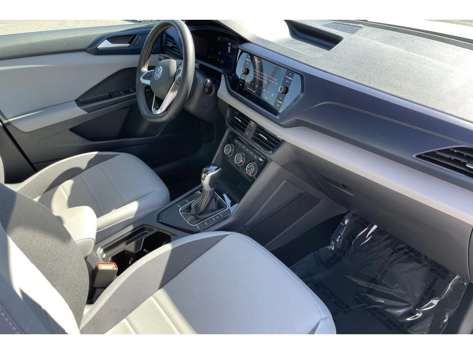 Used 2023 Pure White Volkswagen SE image 18
