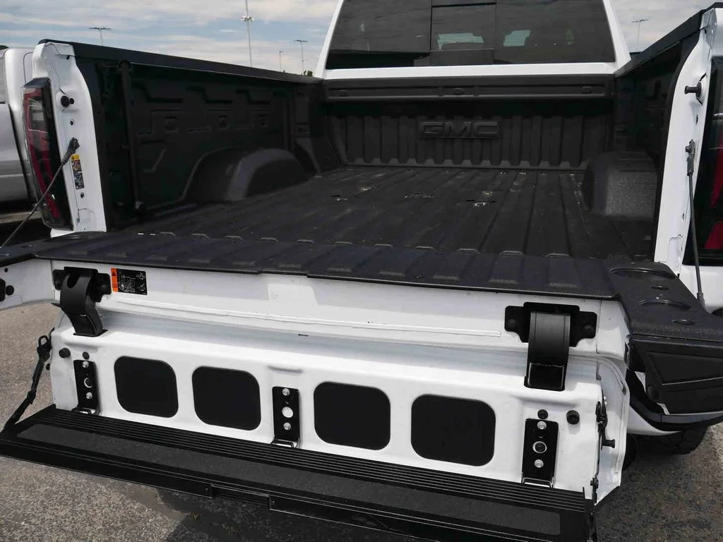 Used 2025 White GMC AT4 image 11