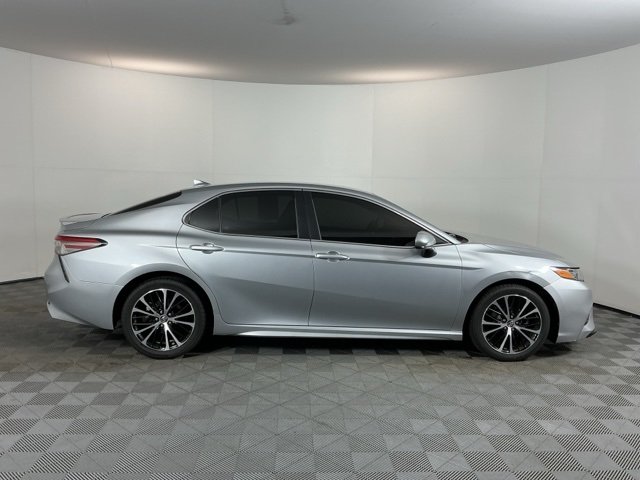 2019 Toyota Camry SE photo 4