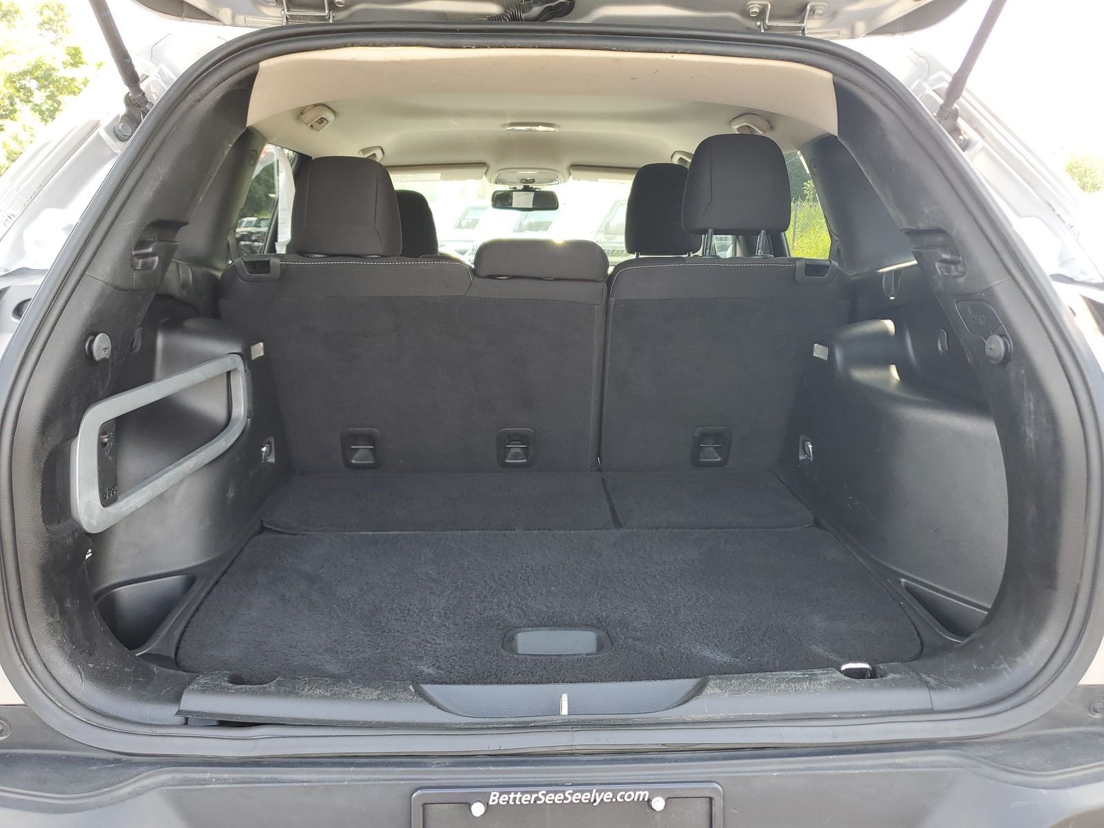Used 2015 Silver Jeep Latitude image 24
