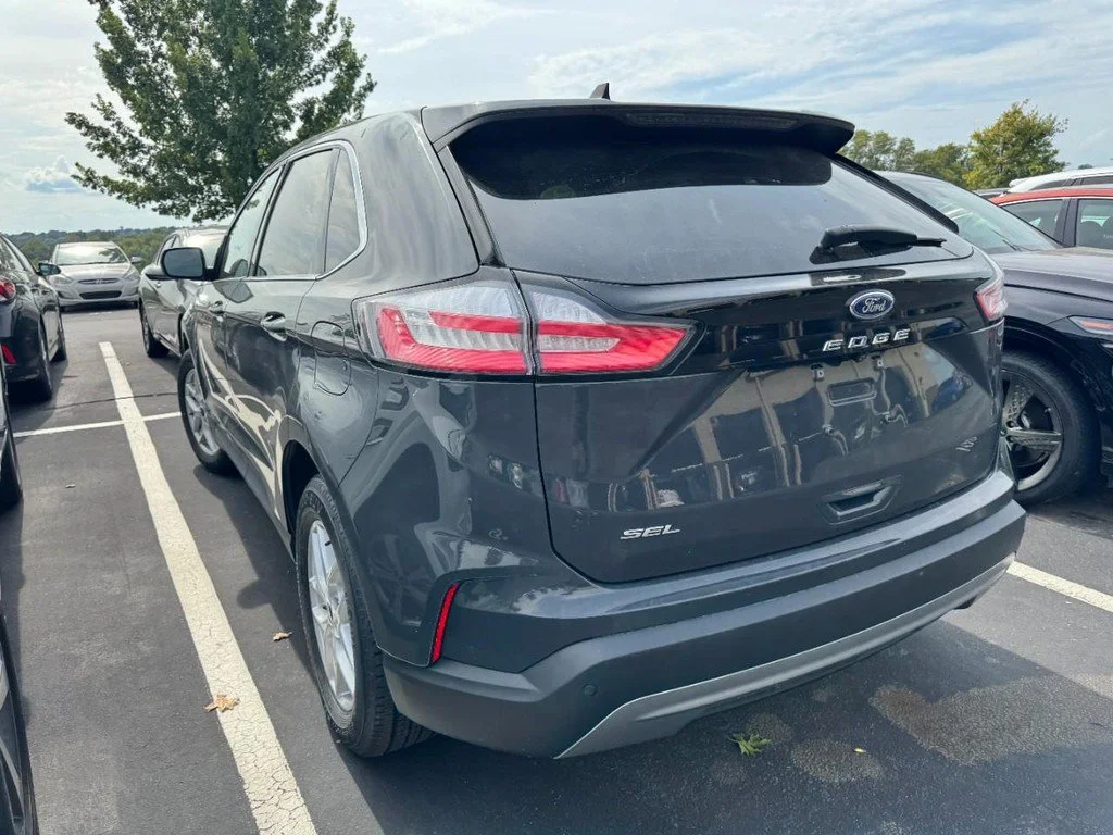 Used 2021 Gray Ford SEL image 4