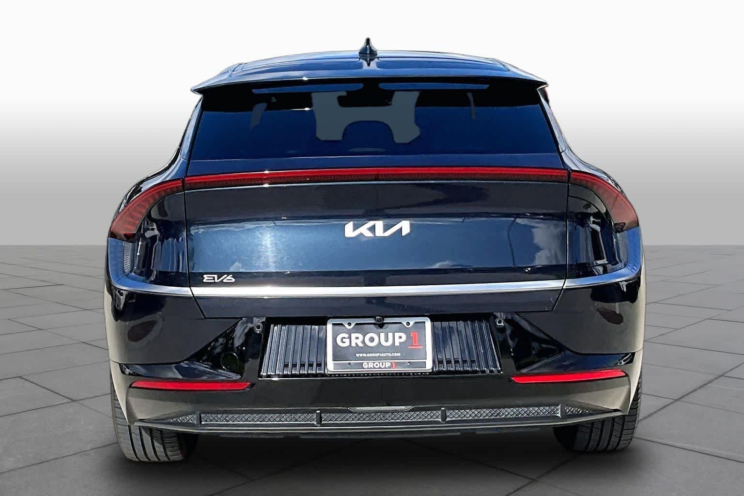 Used 2022 Gravity Blue Kia Wind image 4