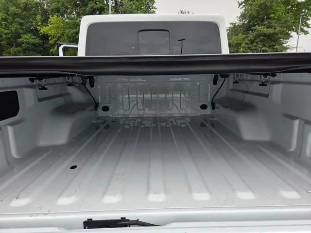 New 2026 Bright White Clear-Coat Exterior Paint Jeep Mojave image 27