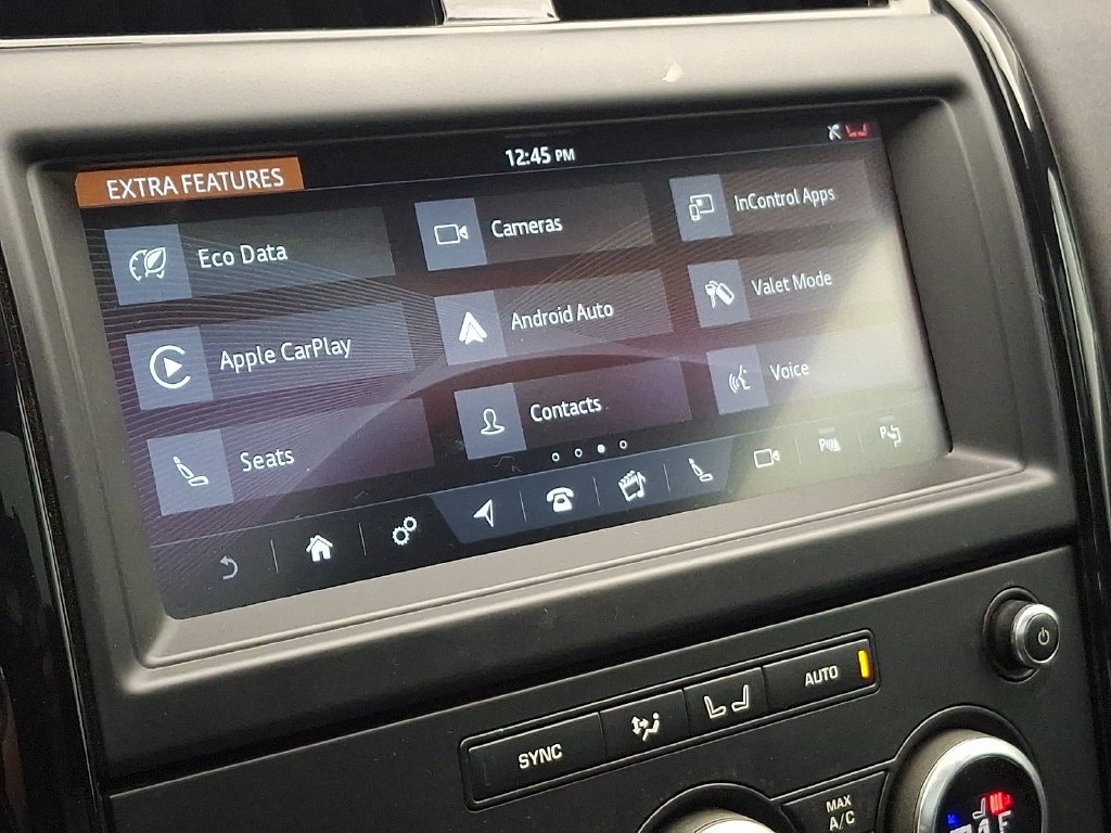 Used 2020  Land Rover SE image 26