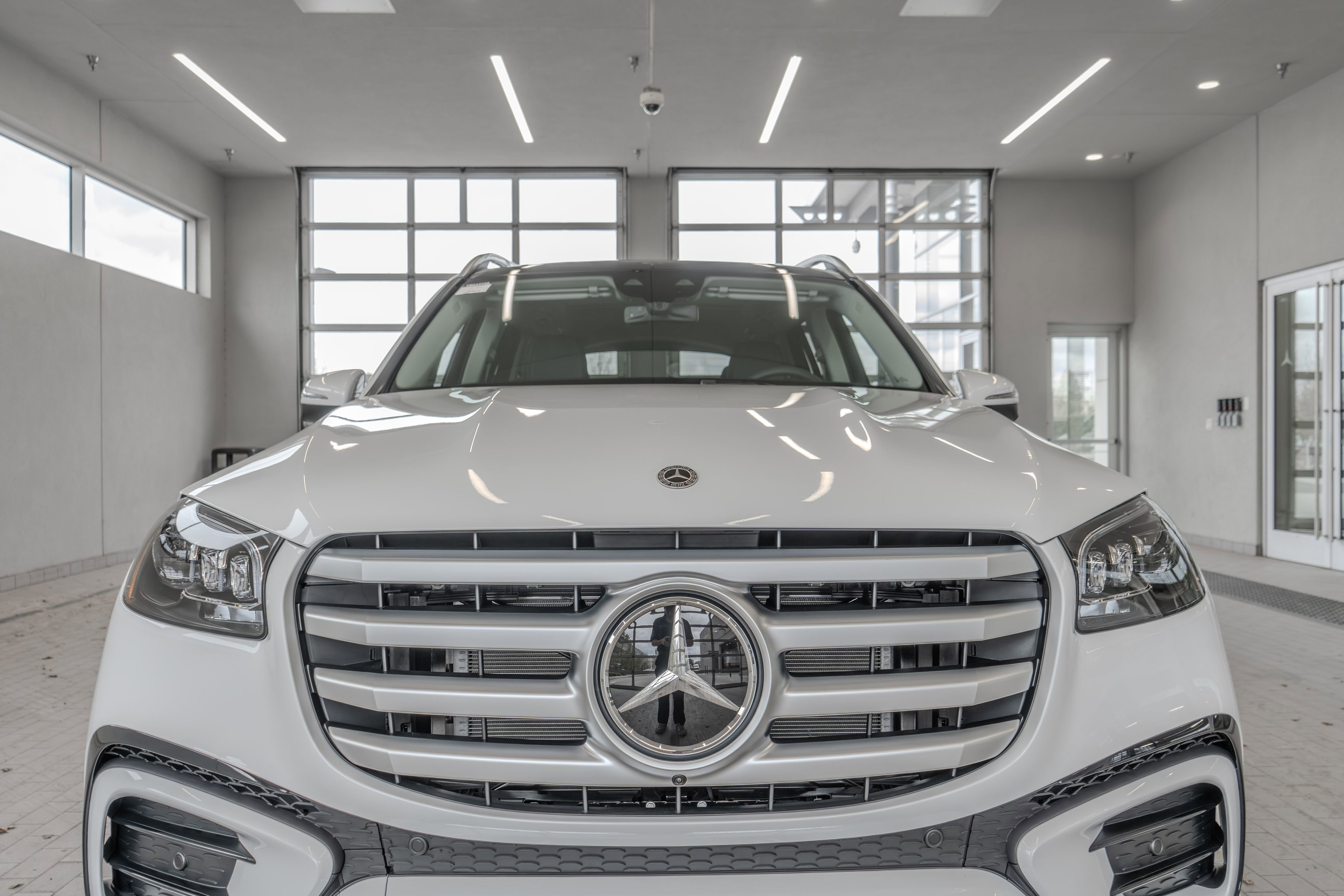 New 2026 MANUFAKTUR Moonlight White Metallic Mercedes-Benz GLS 450 image 59