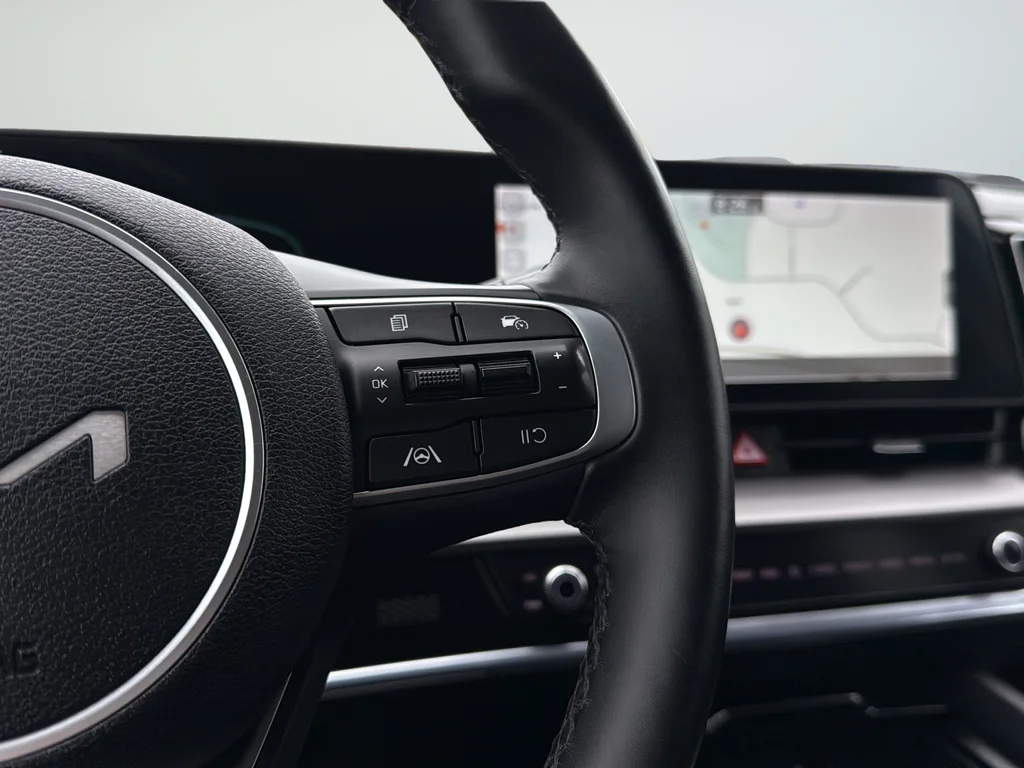 Used 2023 White Kia EX image 18