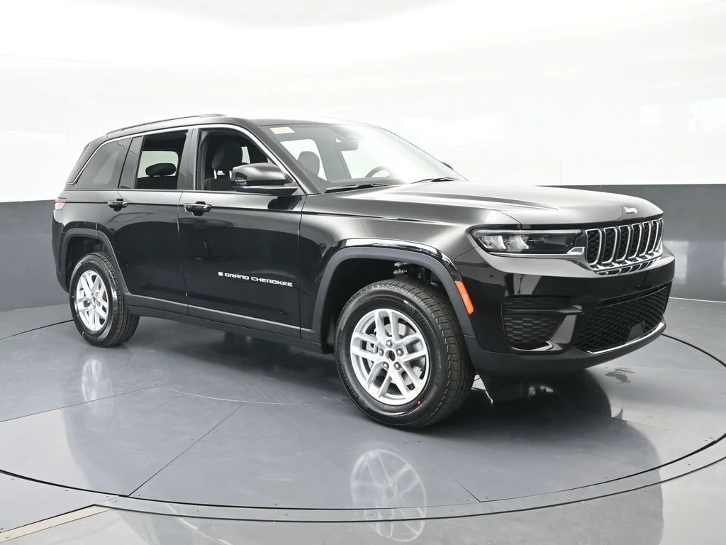 New 2026 Diamond Black Crystal Pearl-Coat Exterior Paint Jeep Laredo X image 8