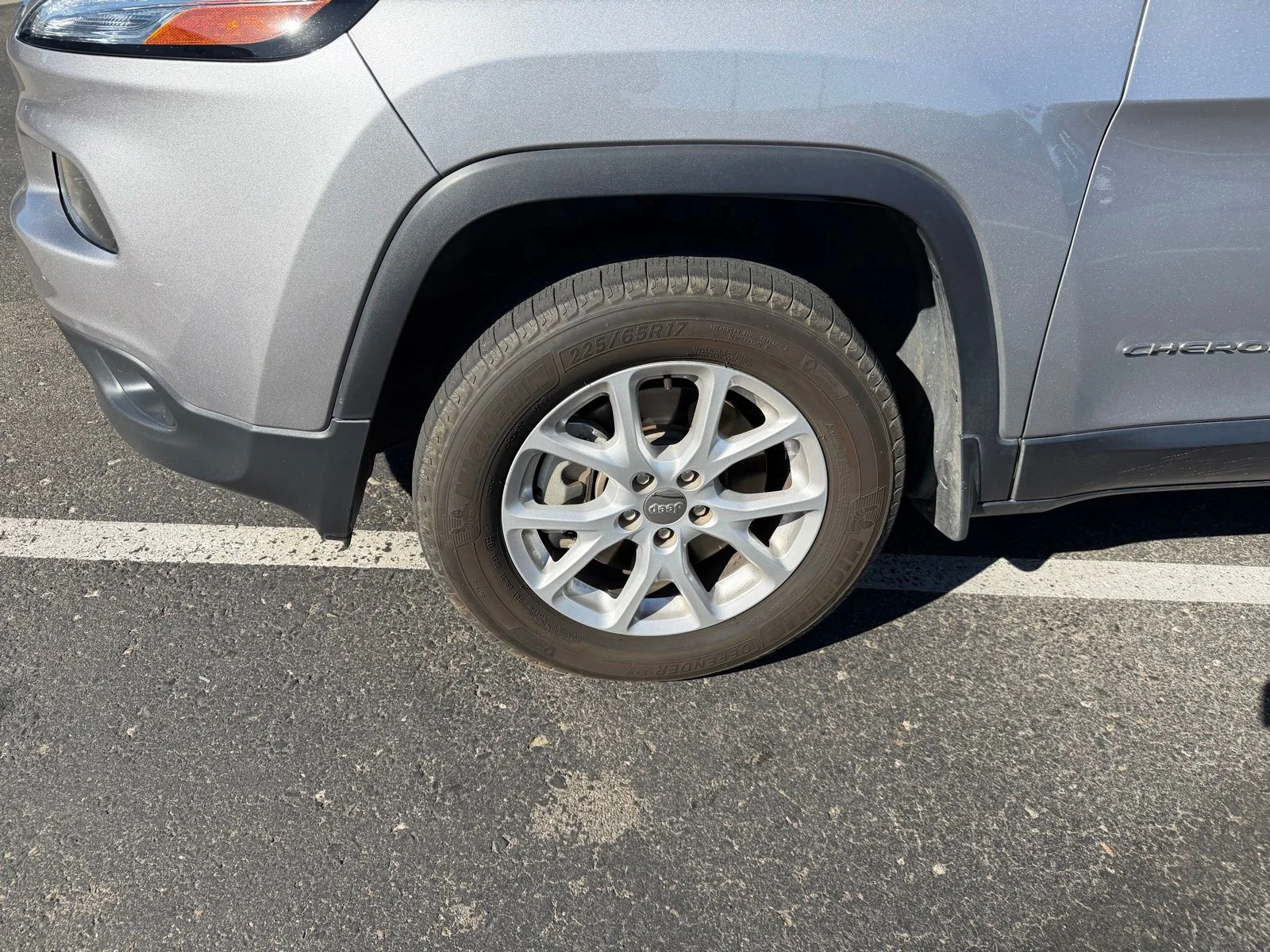 Used 2018 Silver Jeep Latitude Plus image 2