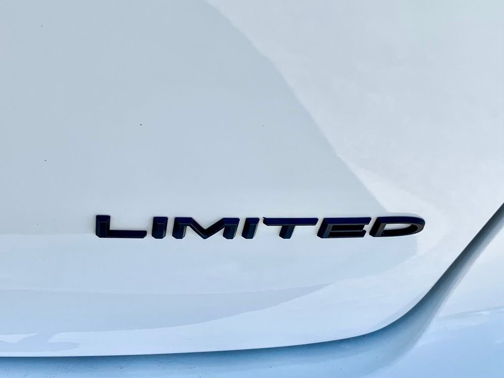 Used 2025 White Chrysler Limited image 50