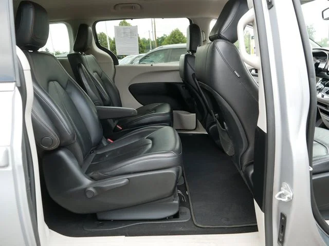 Used 2017 Silver Chrysler Premium image 22