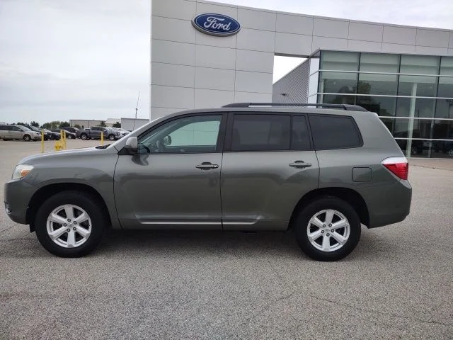 Used 2010 Toyota Highlander Base with VIN 5TDZA3EH2AS003811 for sale in Galesburg, IL