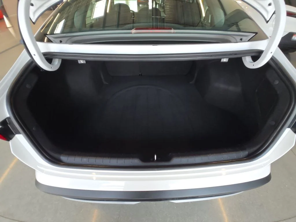 Used 2025 White Kia LXS image 23