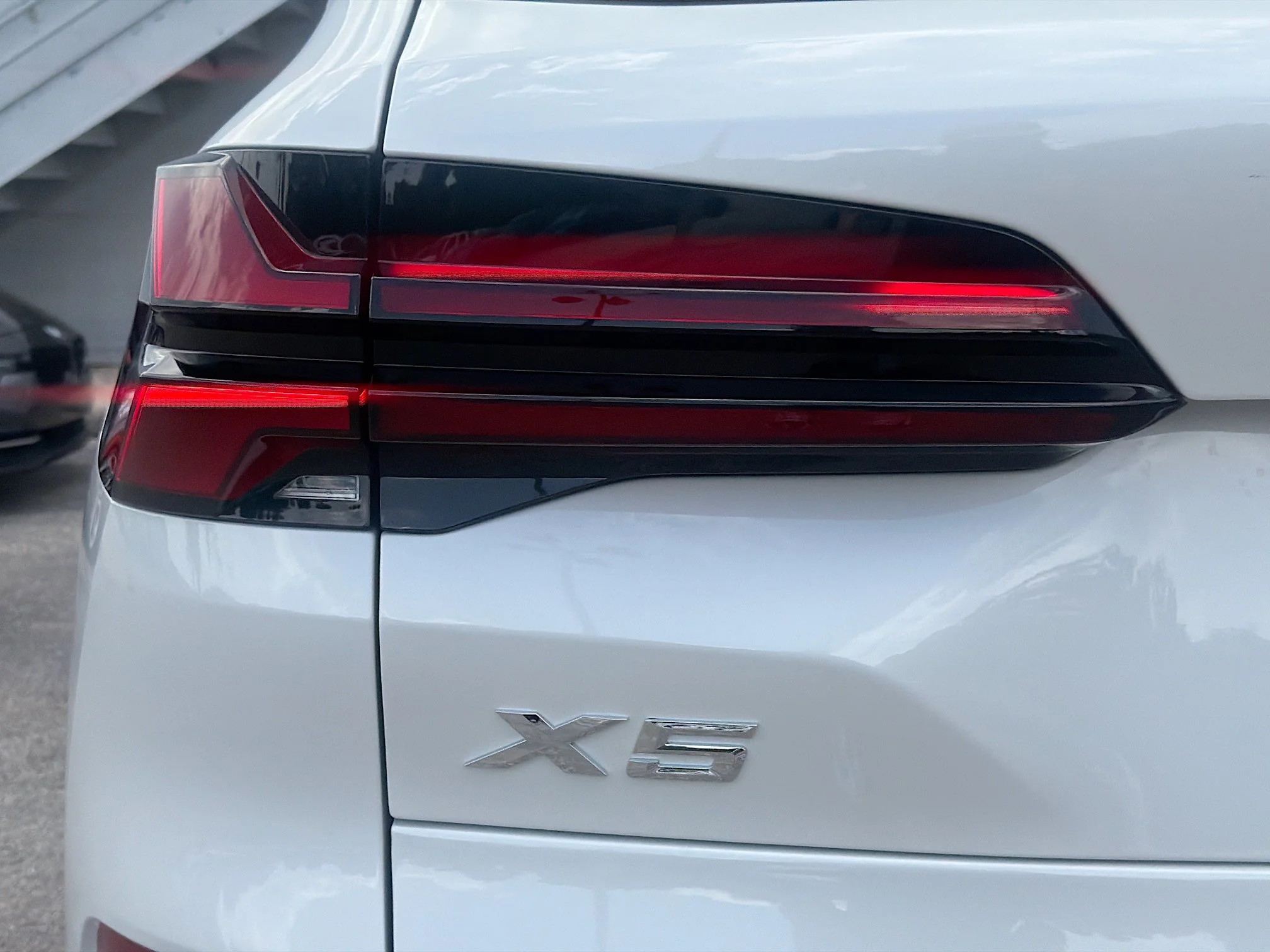 New 2026 Mineral White Metallic BMW xDrive50e image 10
