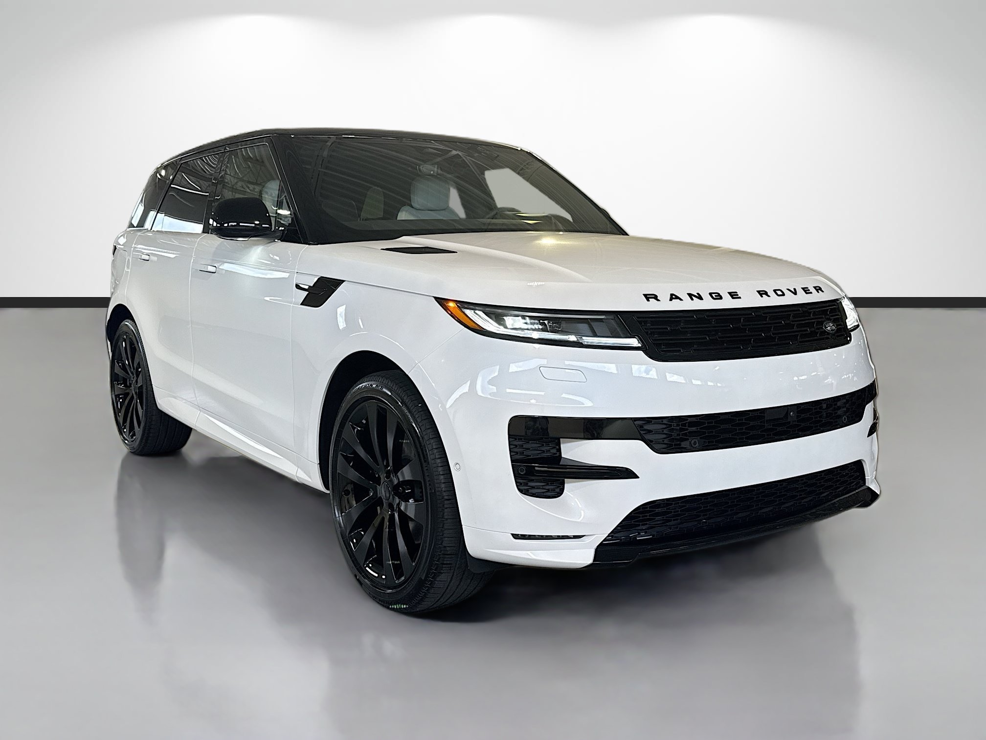 New 2026 Ostuni Pearl White LAND ROVER Dynamic SE image 7