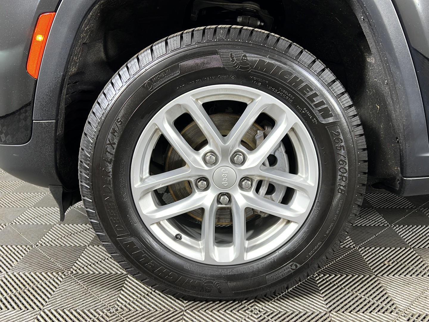 Used 2023 Diamond Black Crystal Pearlcoat Jeep Laredo image 23