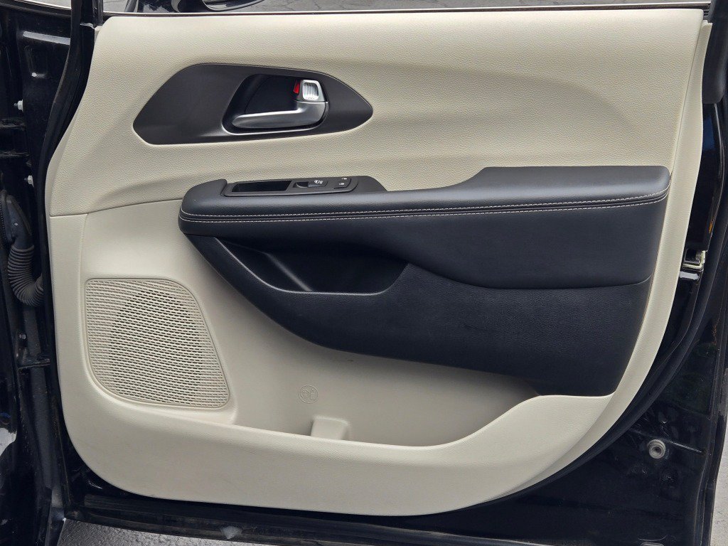 2024 Chrysler Pacifica Touring L - Photo 6