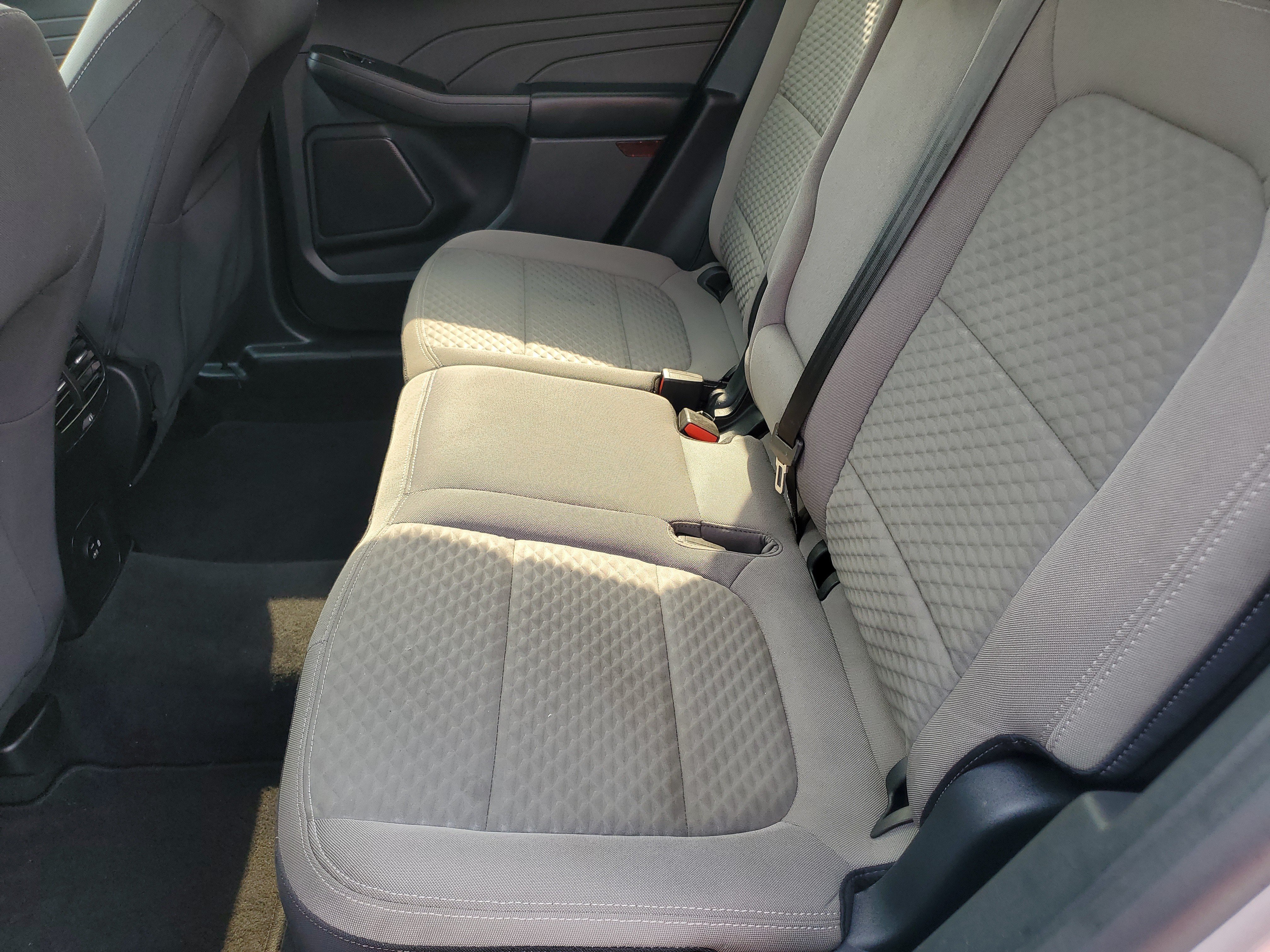 Used 2022 Silver Ford SE image 9