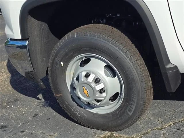 New 2026 Summit White Chevrolet Work Truck image 29