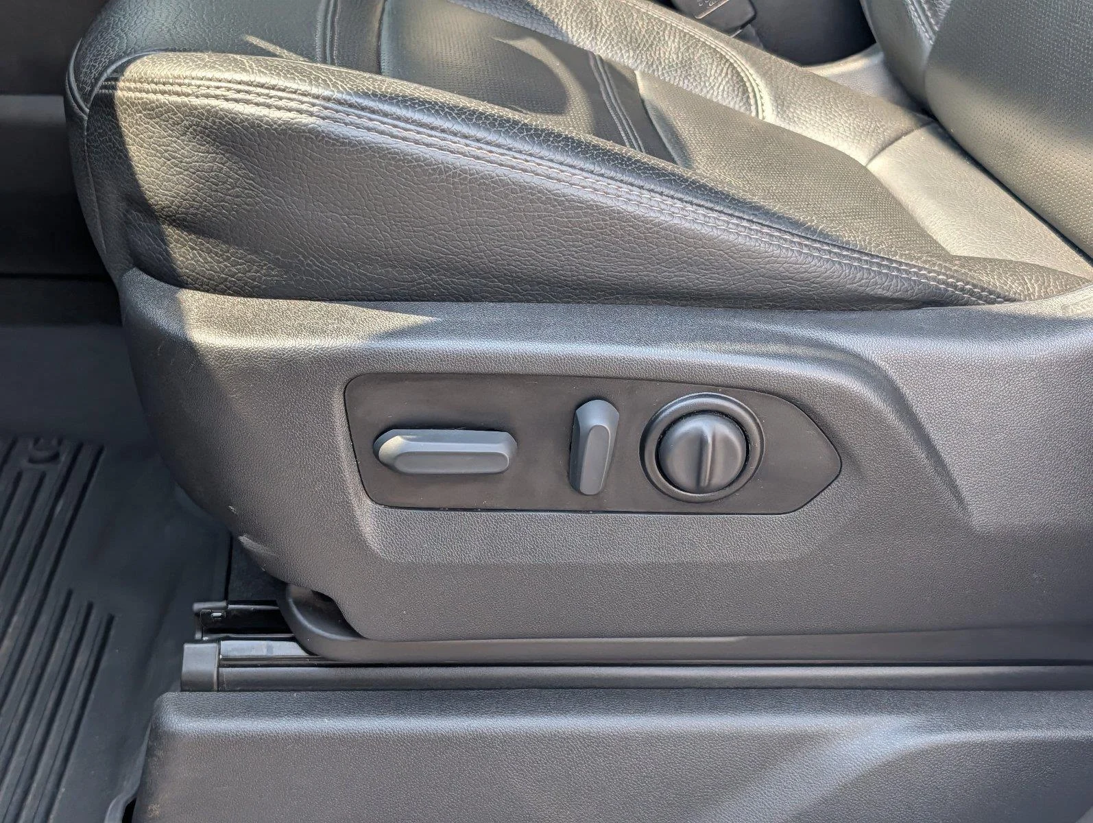 Used 2022 White Frost Tricoat GMC Denali image 12