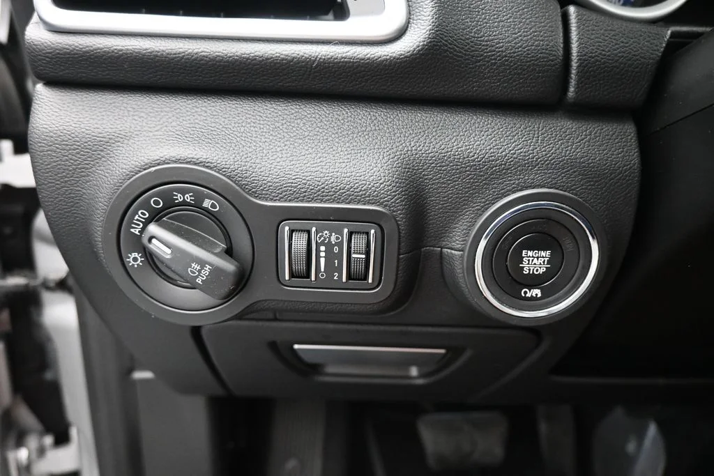 Used 2017 Silver Maserati Base image 12
