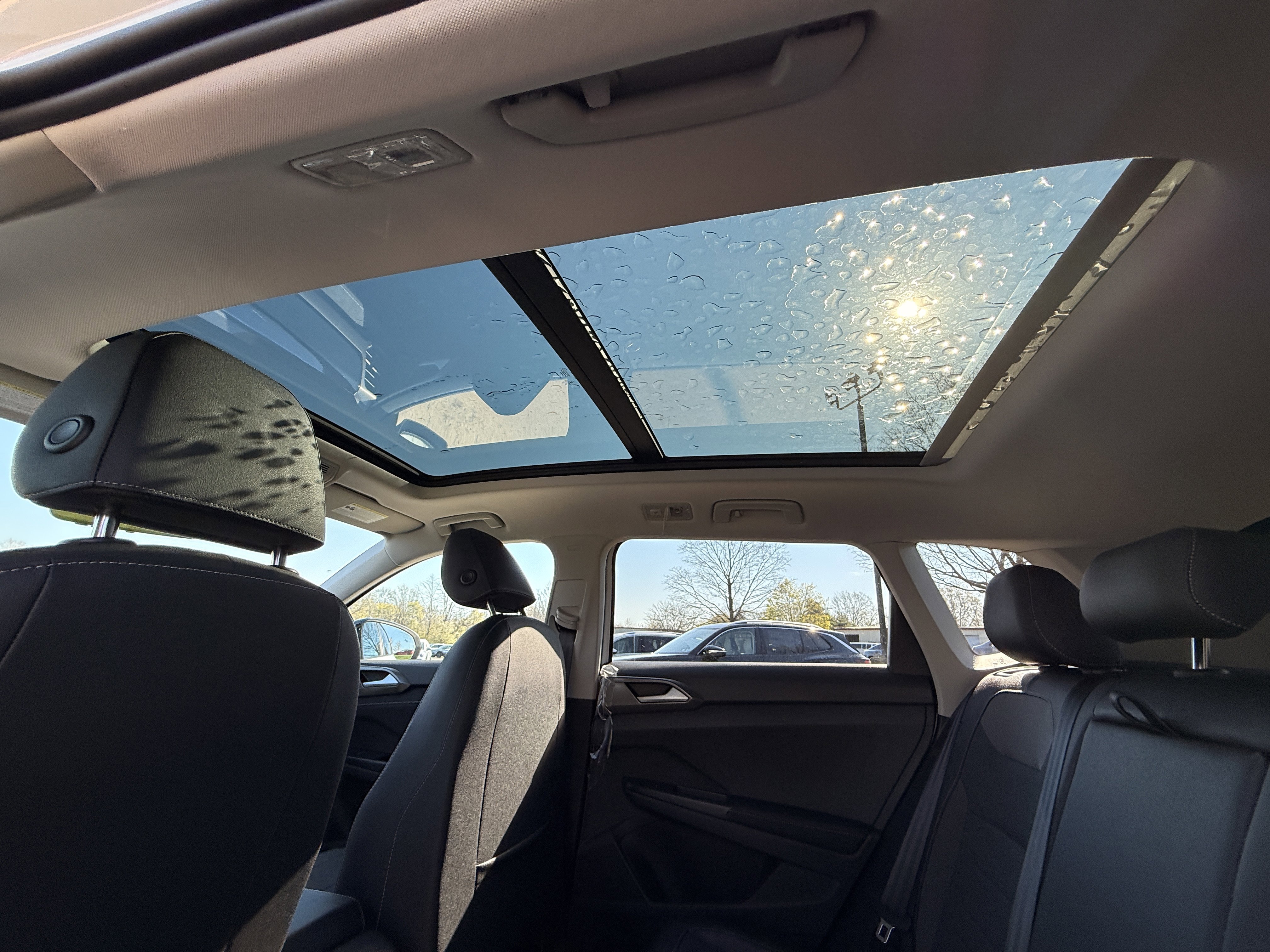 New 2026 Pure White w/Deep Black Roof Volkswagen SE Black image 6