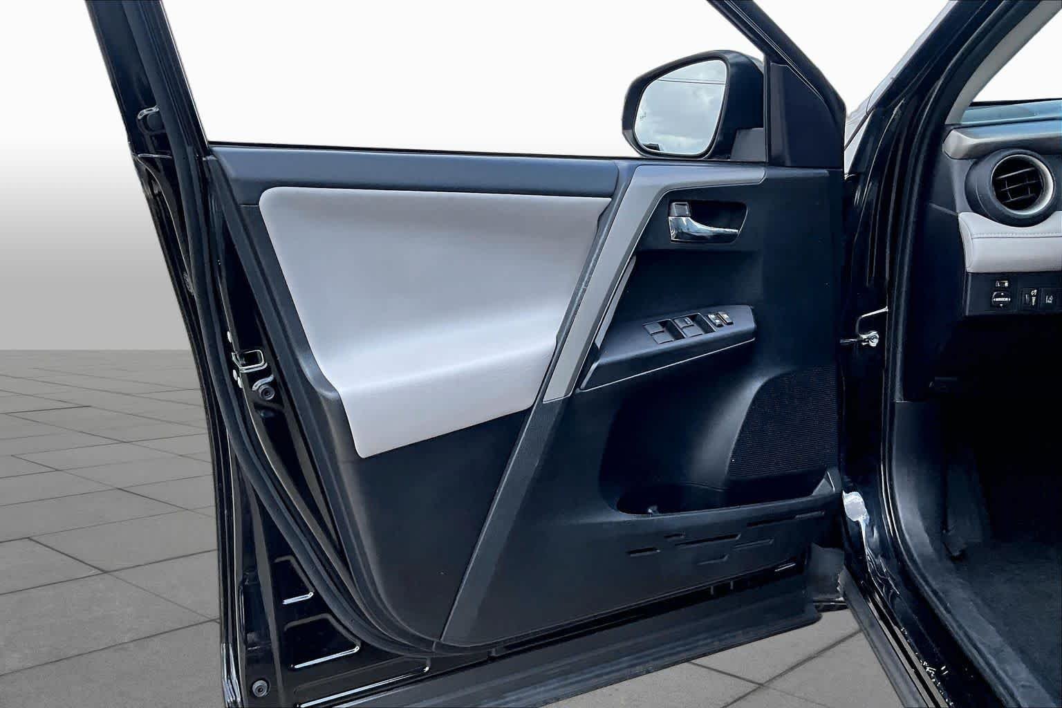Used 2018 Black Toyota XLE image 22