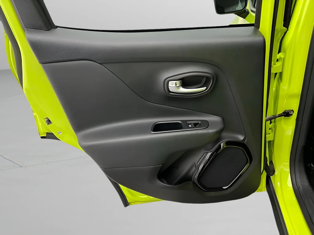 Used 2018 Hypergreen Clearcoat Jeep Latitude image 26