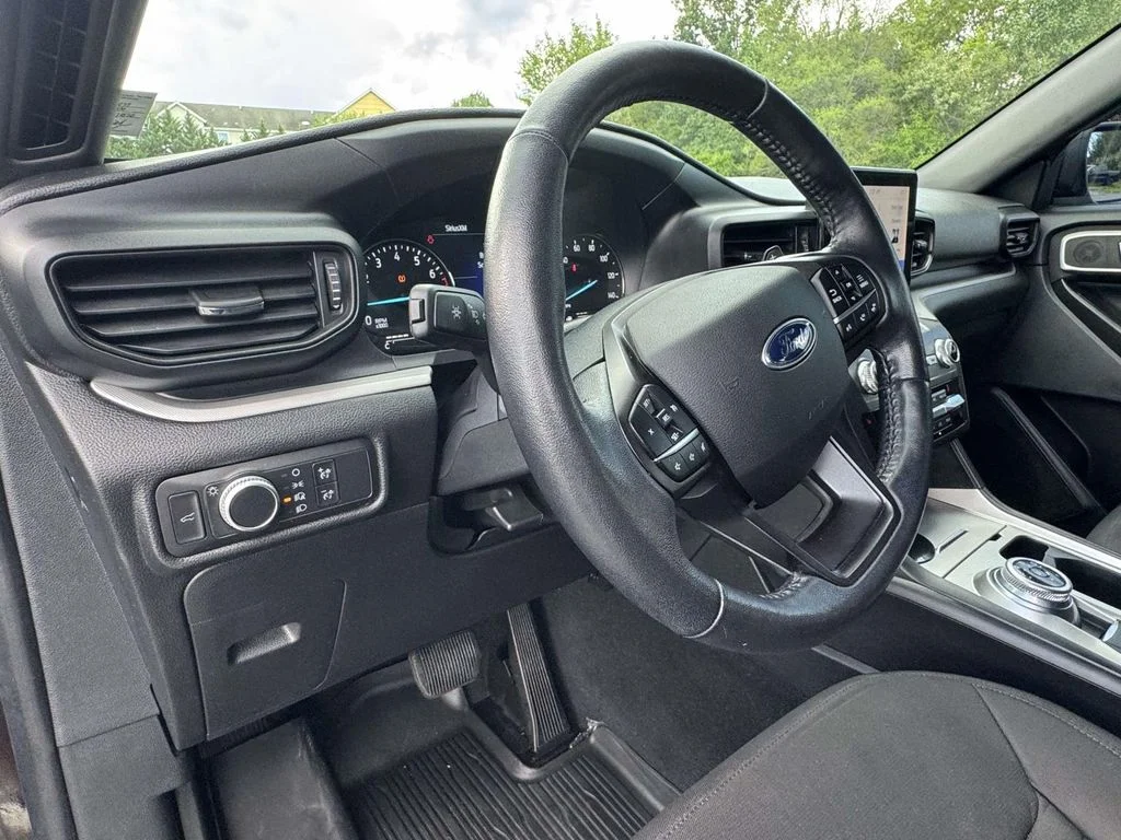 Used 2020 Black Ford XLT image 2