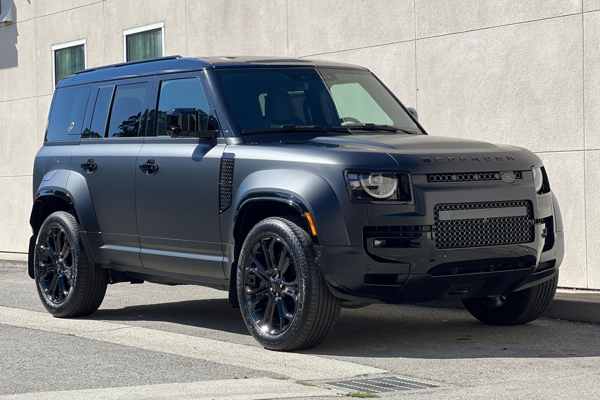 2026 Land Rover Defender OCTA Black - Photo 9