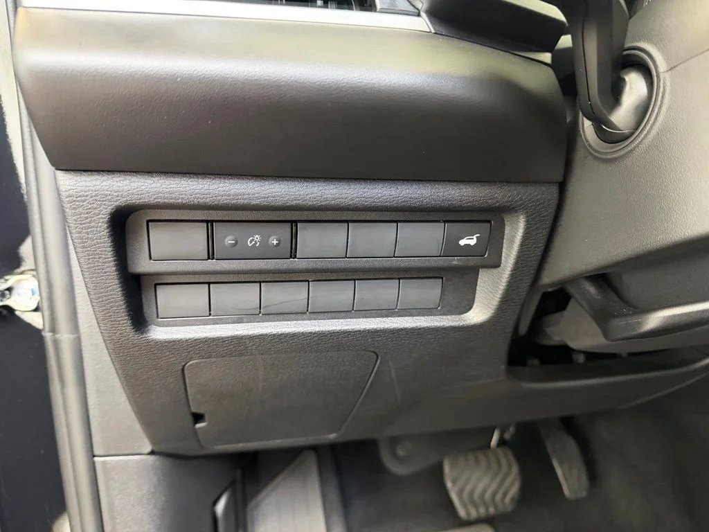 Used 2025 Black Mitsubishi SE image 42
