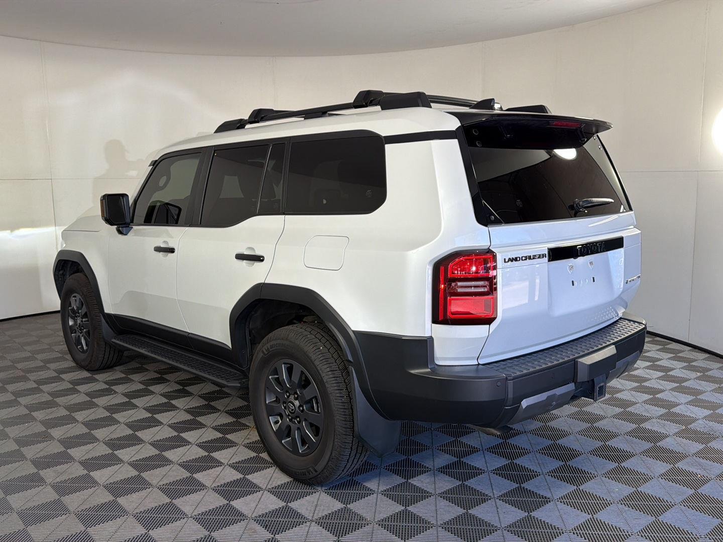 Used 2024 Wind Chill Pearl Toyota Base image 7