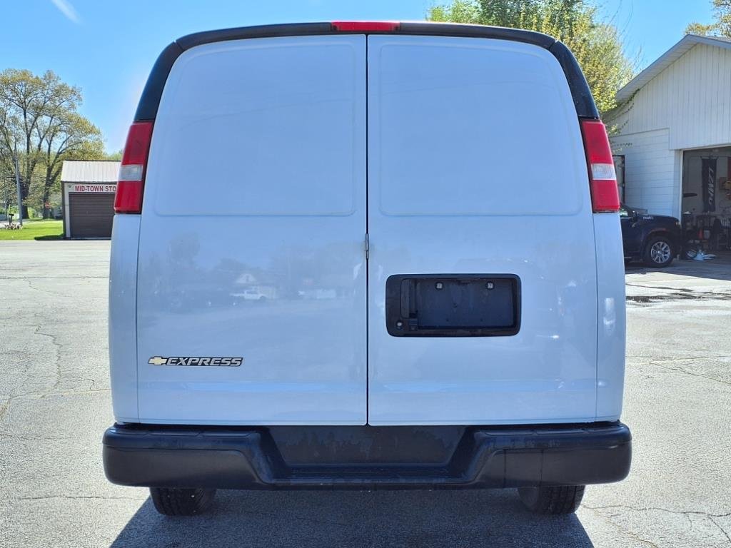 Used 2021 Summit White Chevrolet WT image 8