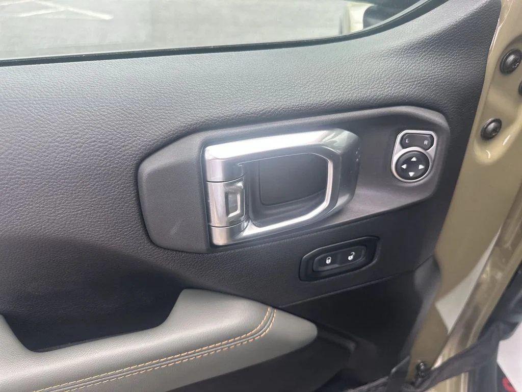 Used 2025 Green Jeep Mojave image 19