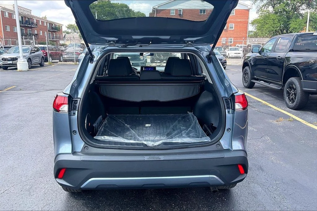 Used 2023  Toyota LE image 27