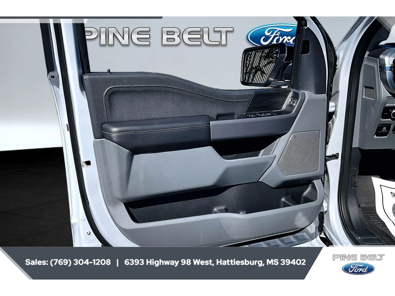 Used 2025 Space White Metallic Ford LARIAT image 18