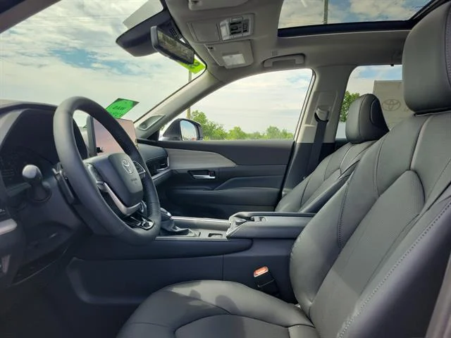 New 2026 Wind Chill Pearl Toyota Platinum image 15