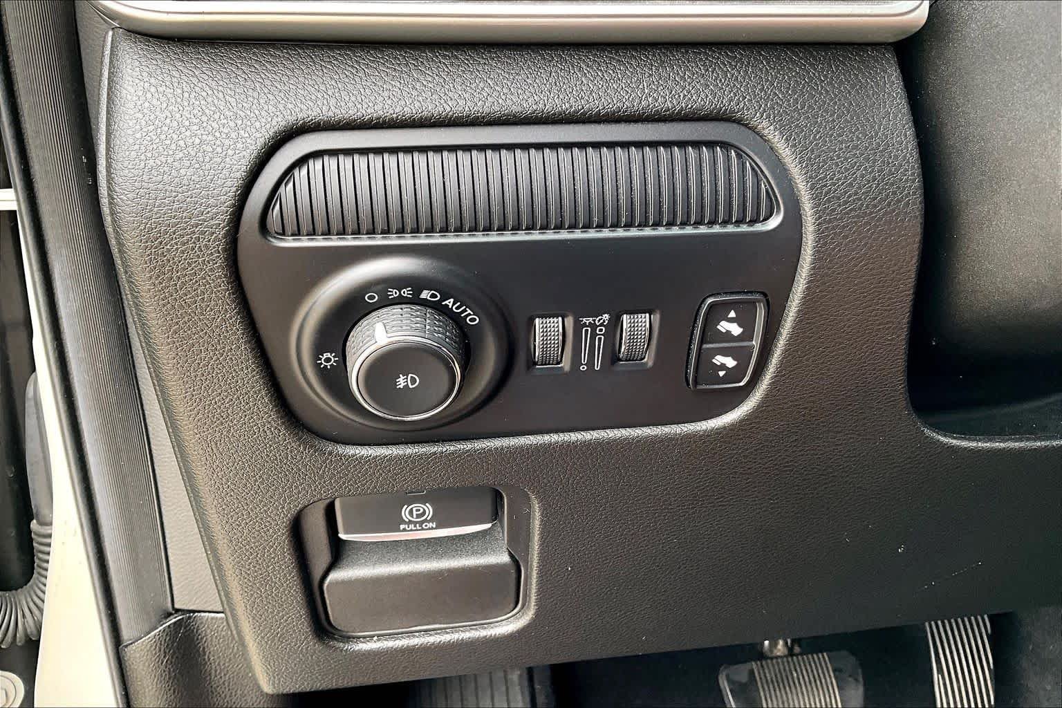 Used 2022 Luxury White Pearlcoat Jeep Series II image 33