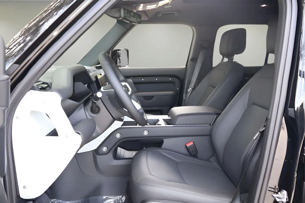 Certified Used 2025 Black Land Rover X-Dynamic SE image 11