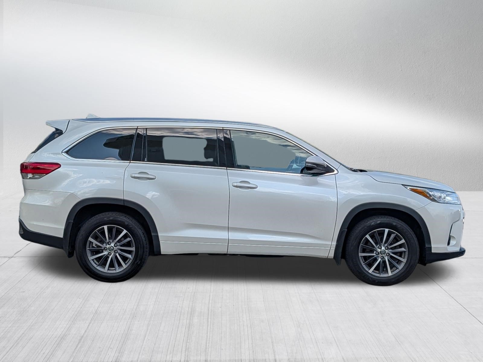 Used 2017 Blizzard Pearl Toyota SE image 8