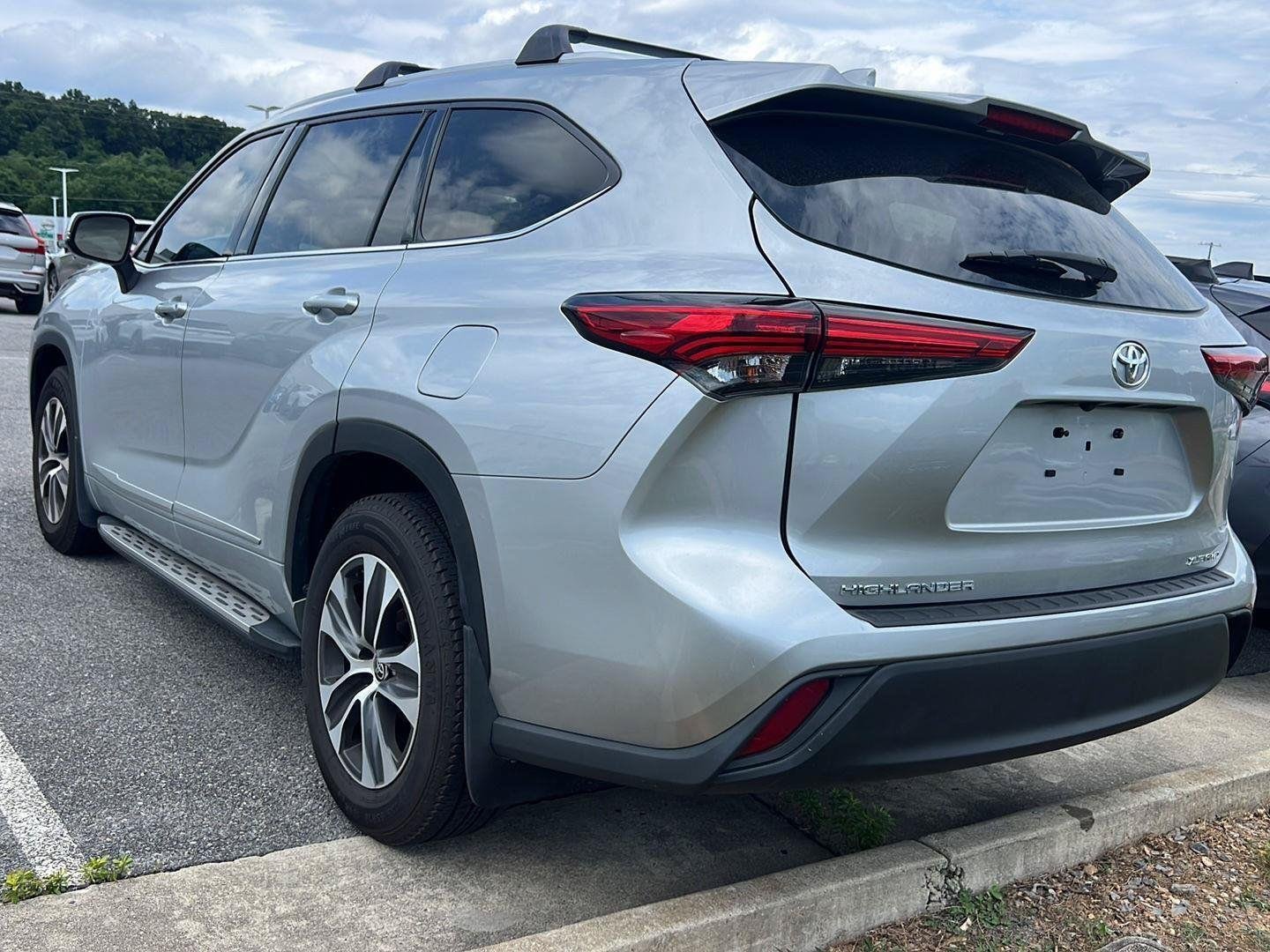 Used 2022 Celestial Silver Metallic Toyota XLE image 3