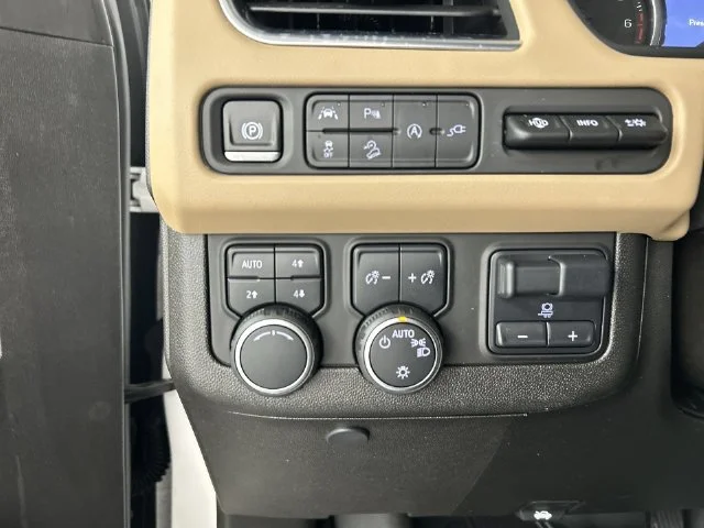 Used 2021 IRIDESCENT PEARL TRICOAT Chevrolet Premier image 11