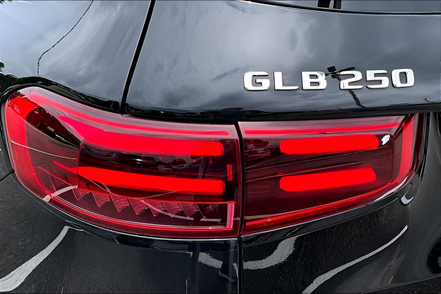 Used 2024 Black Mercedes-Benz GLB 250 image 31
