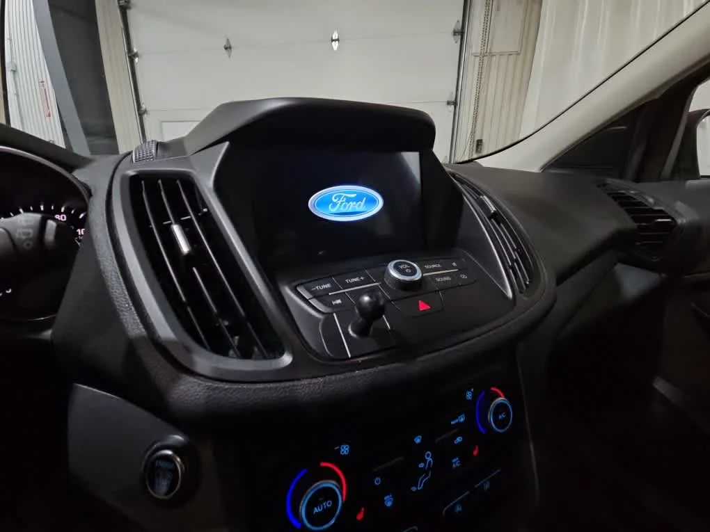 Used 2019 Sedona Orange Metallic Ford SE image 9