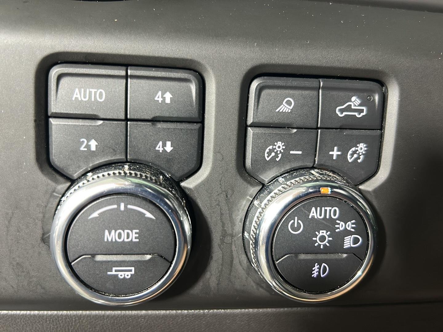 Used 2023 White Frost Tricoat GMC Denali image 23