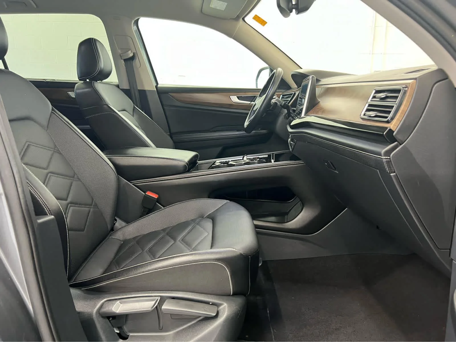 2025 Volkswagen Atlas SE w/Tech - Photo 28