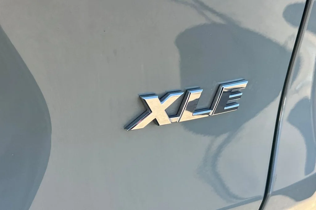 Used 2020  Toyota XLE image 9