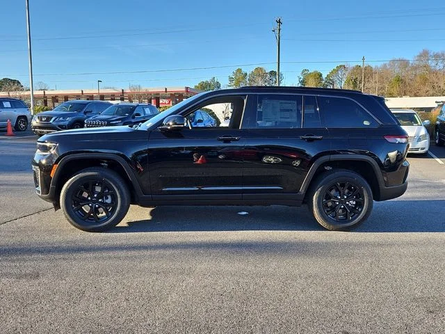 New 2026 Diamond Black Crystal Pearl-Coat Exterior Paint Jeep Altitude image 4