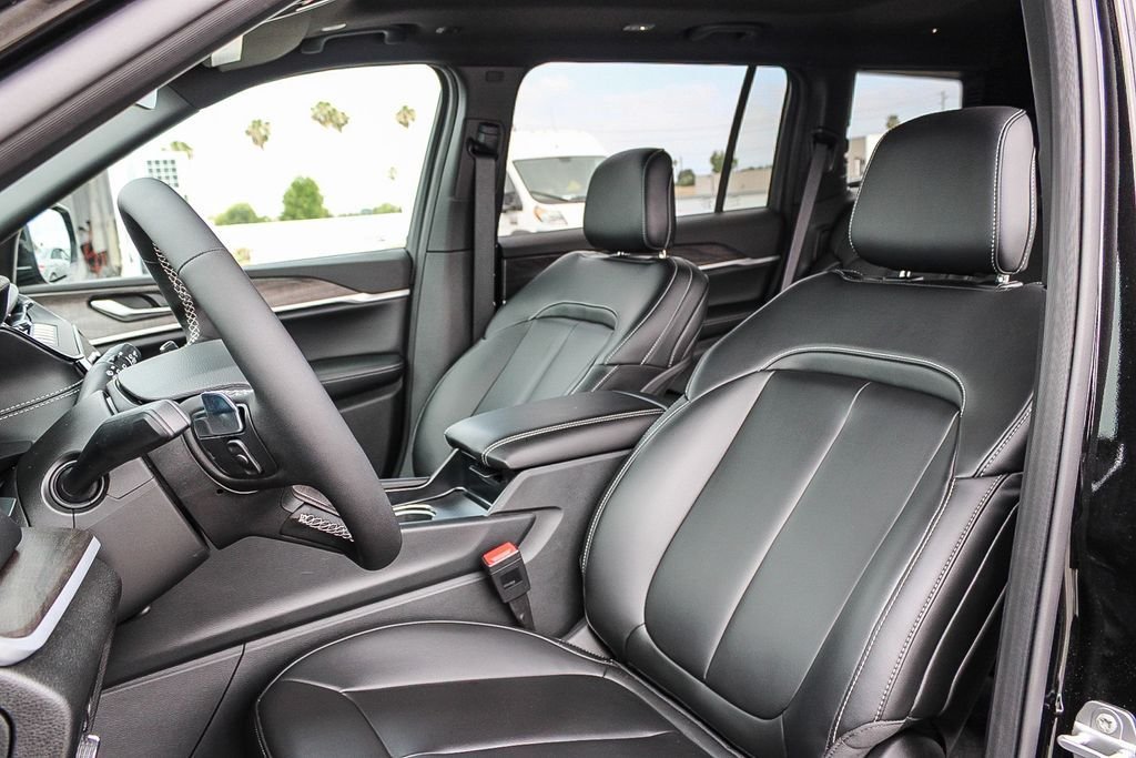New 2026 Diamond Black Crystal Pearlcoat Jeep Limited image 18
