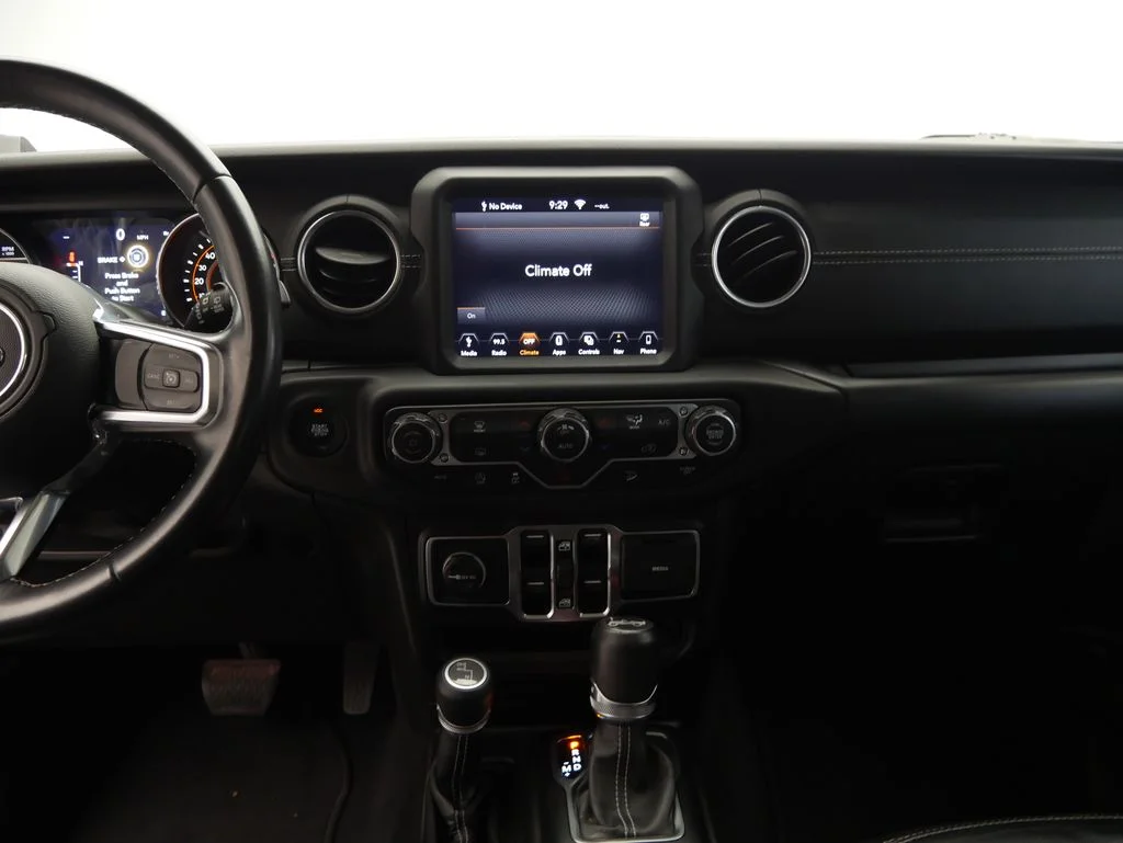 Used 2018 Crystal Metallic Jeep Unlimited Sahara image 29