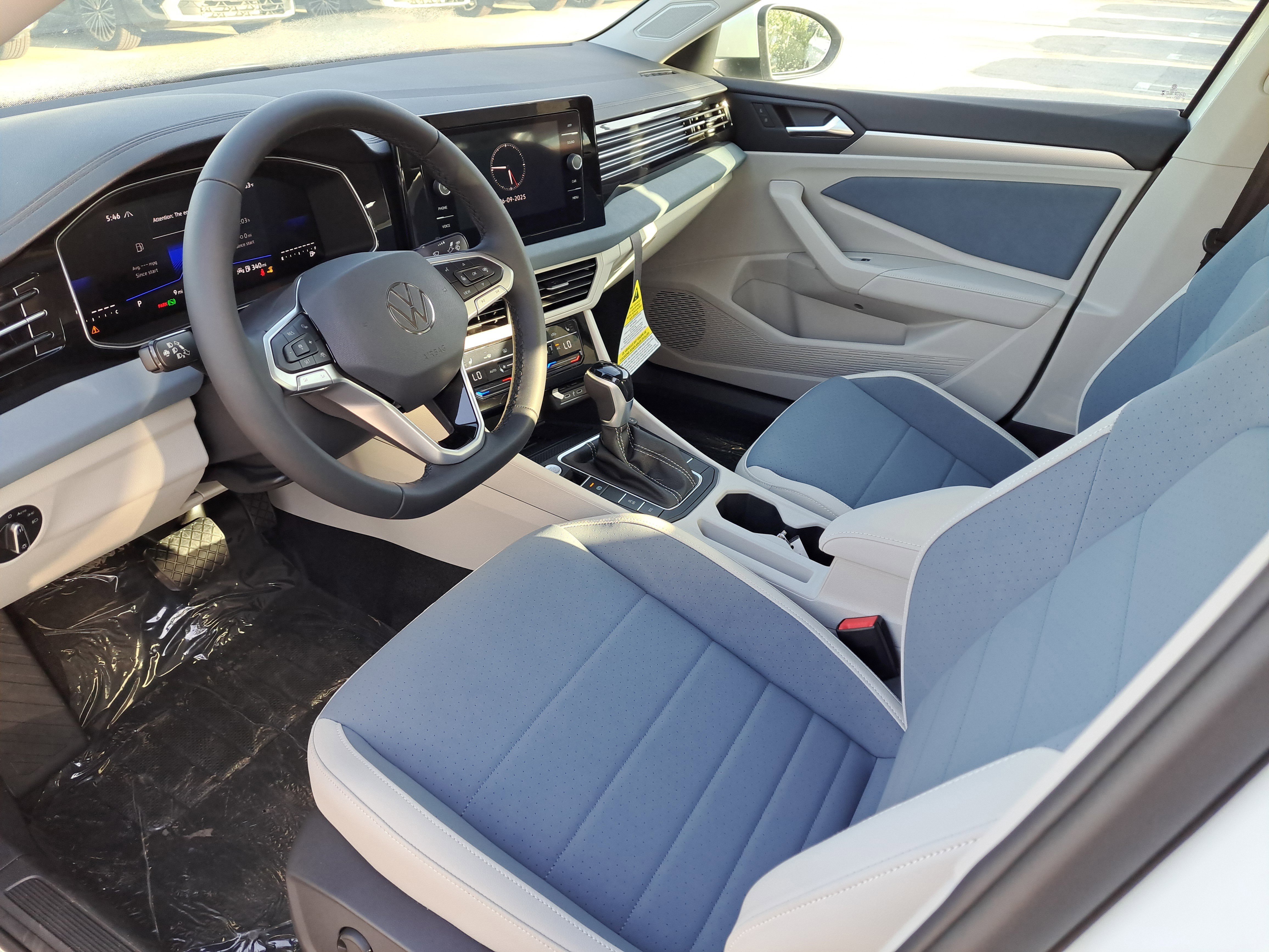 2025 Volkswagen Jetta SE - Photo 12